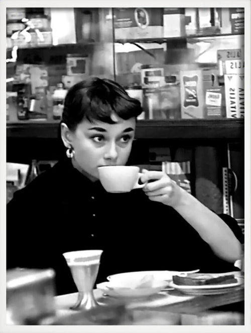 art mural femmes dégustant vin et spaghettis décoration moderne