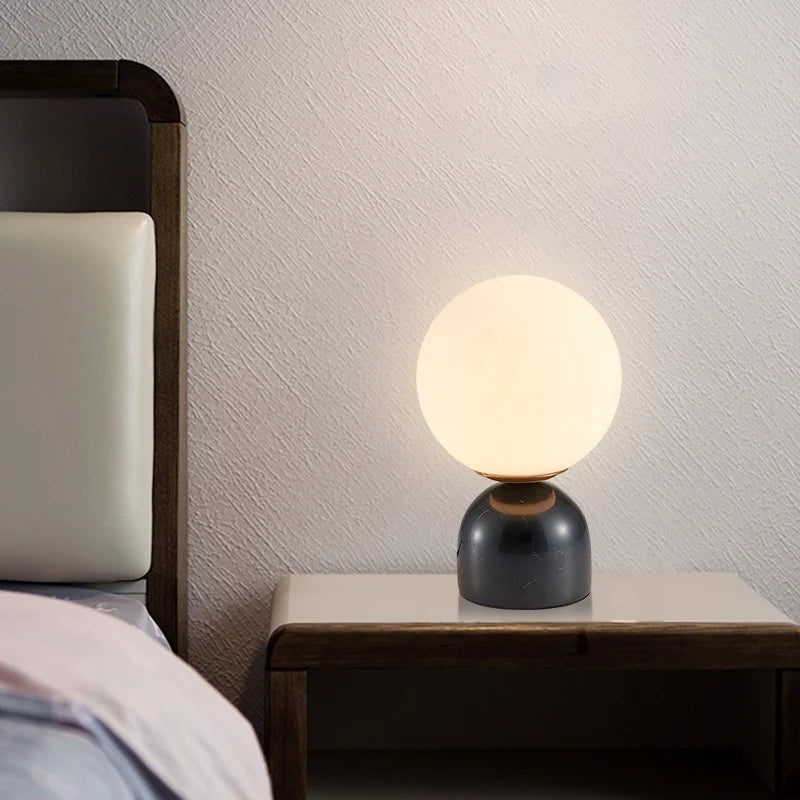 Lampe de table LED en verre et marbre - vue 4 sur 9