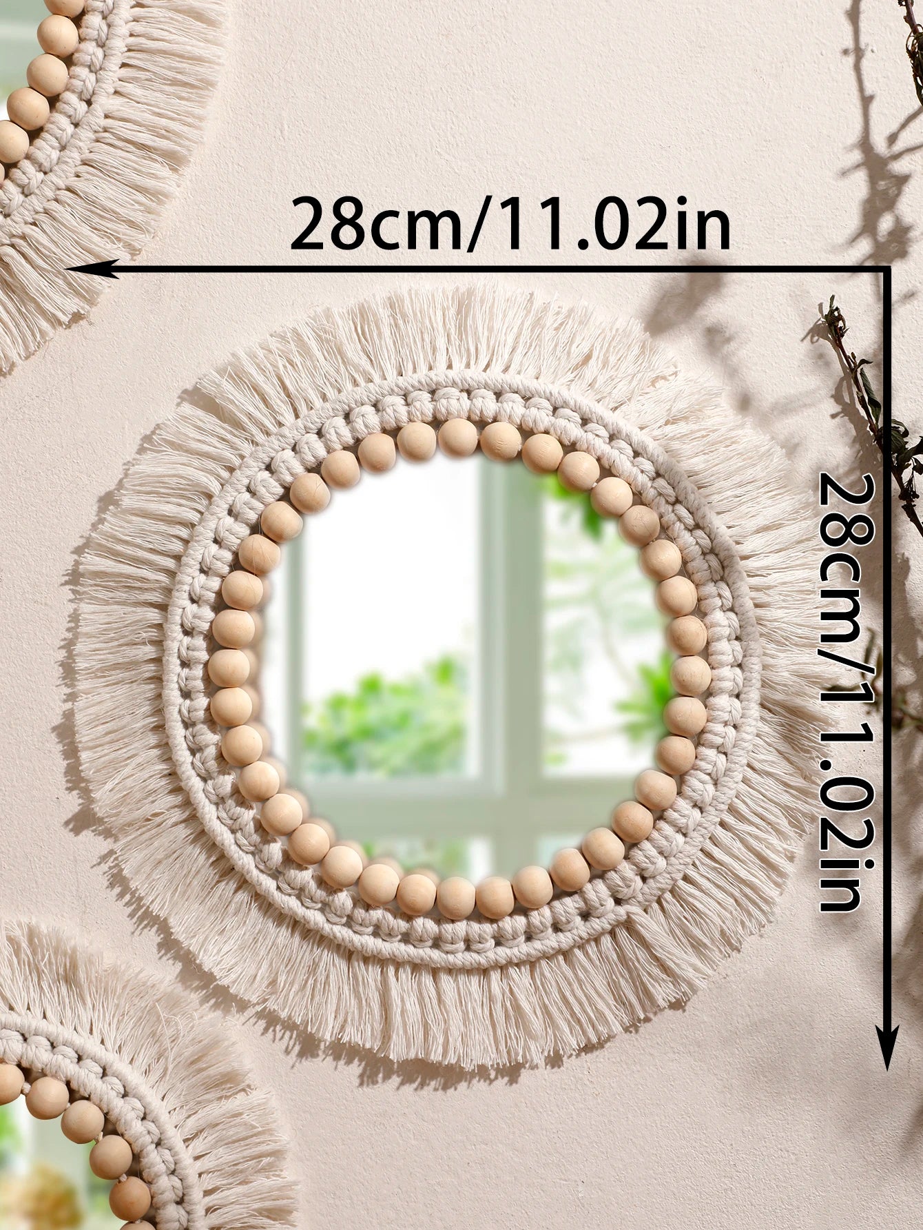 miroir suspendu en macramé décoratif avec pompons tissés - vue 8 sur 14