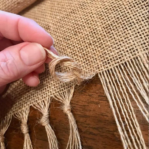 Chemin de table en jute à pompons rustique - vue 5 sur 6
