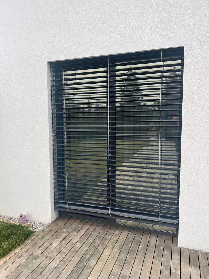 Store exterieur motorise sur mesure fenetre de toit