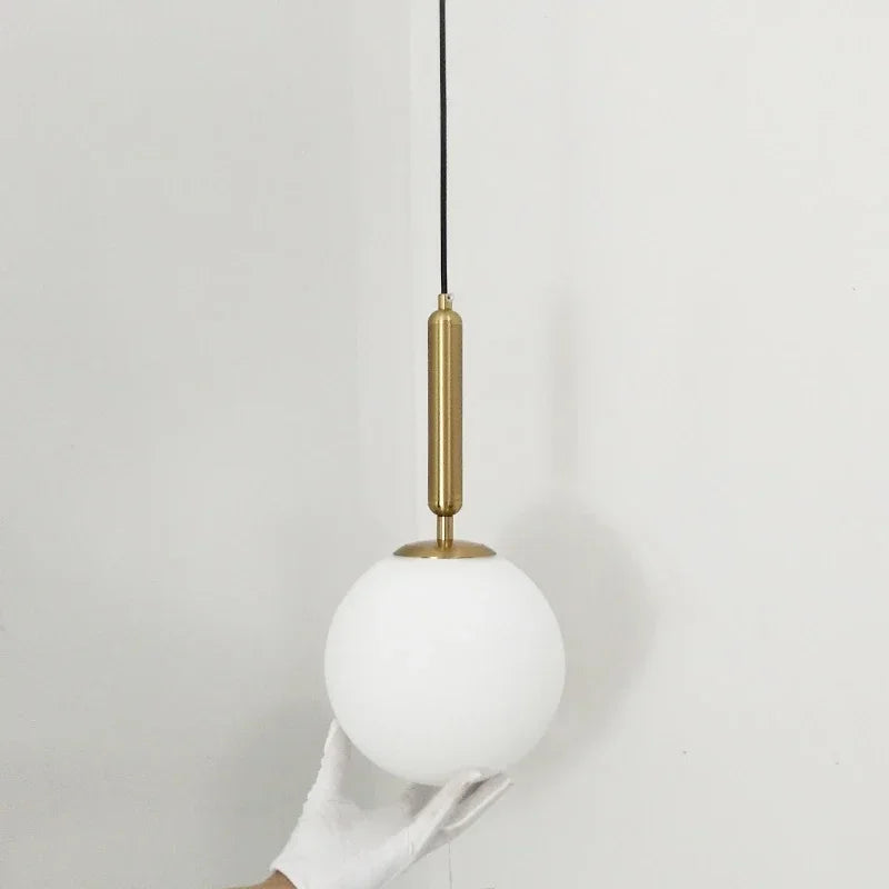 suspension moderne avec abat-jour en boule de verre doré - vue 11 sur 12