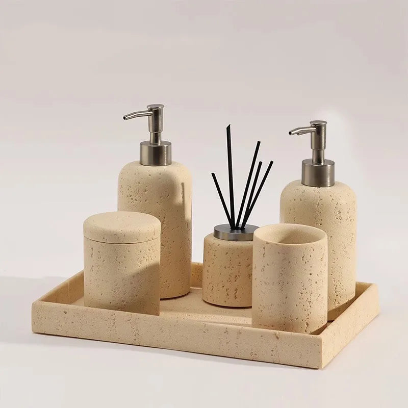 bouteille de désinfectant et accessoires de salle de bain luxe - vue 2 sur 19