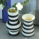 vase en céramique à rayures géométriques pour décoration intérieure