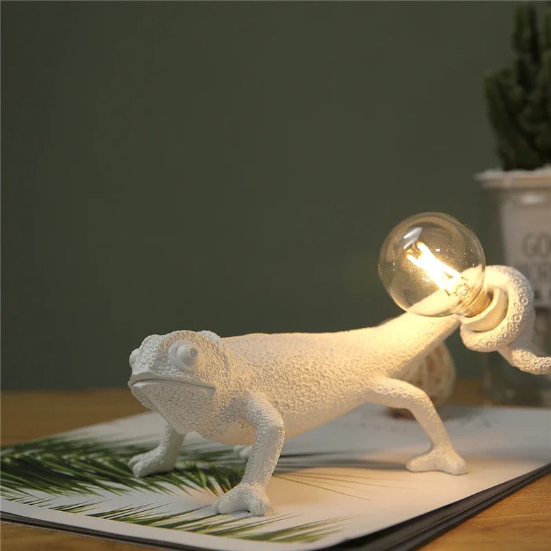 lampe de bureau lézard caméléon moderne et ludique en résine - vue 6 sur 11