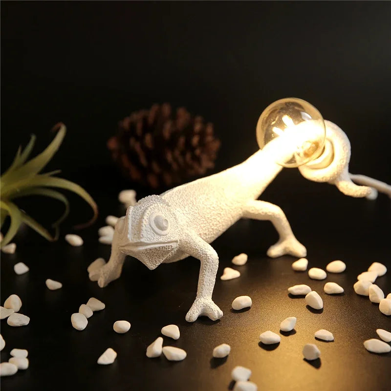 lampe de bureau lézard caméléon moderne et ludique en résine - vue 5 sur 11