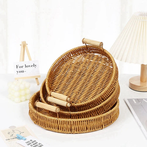 plateau de rangement en rotin tissé avec poignées en bois - vue 2 sur 11