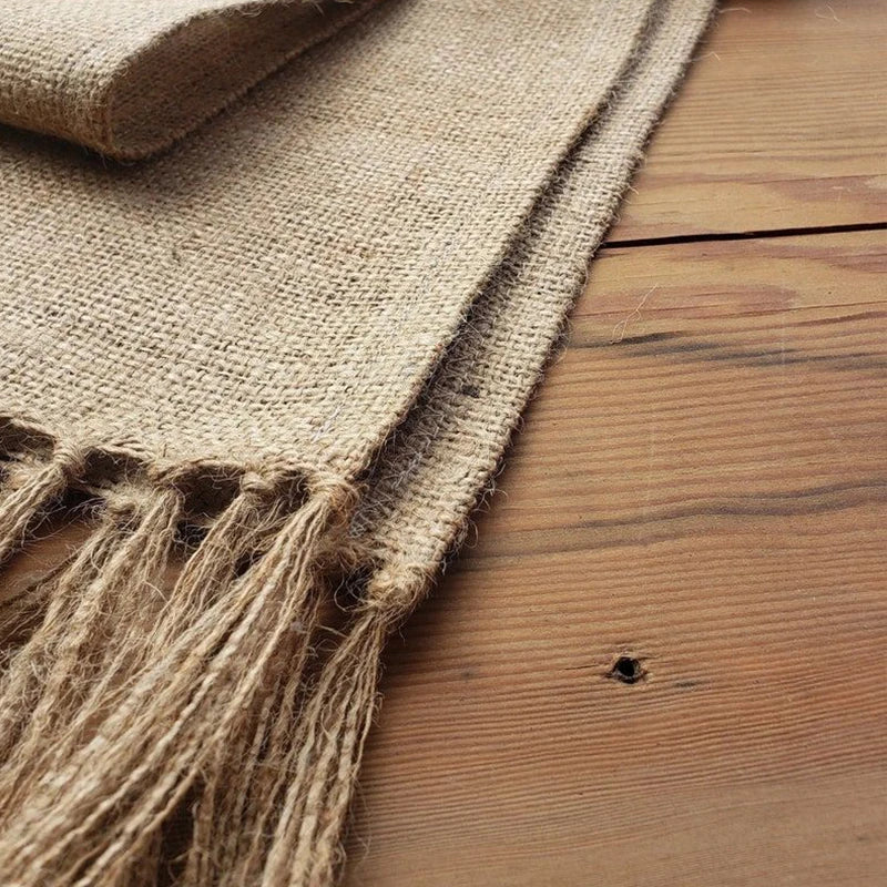 Chemin de table jute rustique avec pompons tresse - vue 3 sur 7