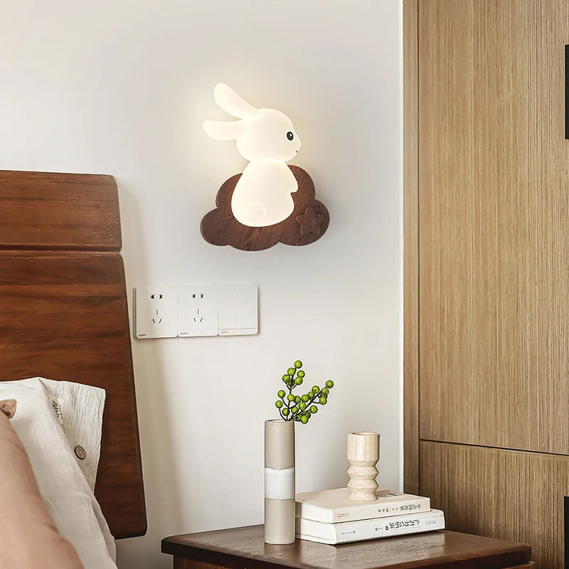 lampe de chevet wabi-sabi japonaise avec base en bois et lapin dessiné pour enfants