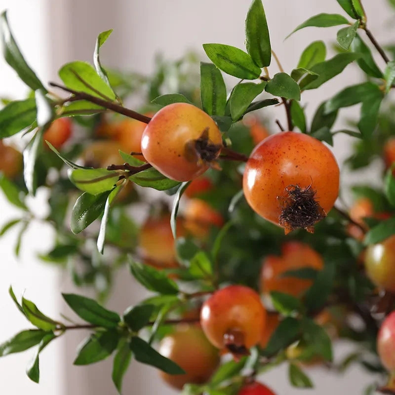 décoration de jardin avec grenades artificielles et plantes vertes - vue 3 sur 6