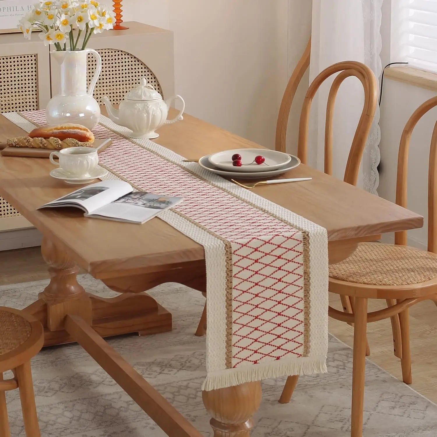 Chemin de table bohème beige motifs géométriques pompons