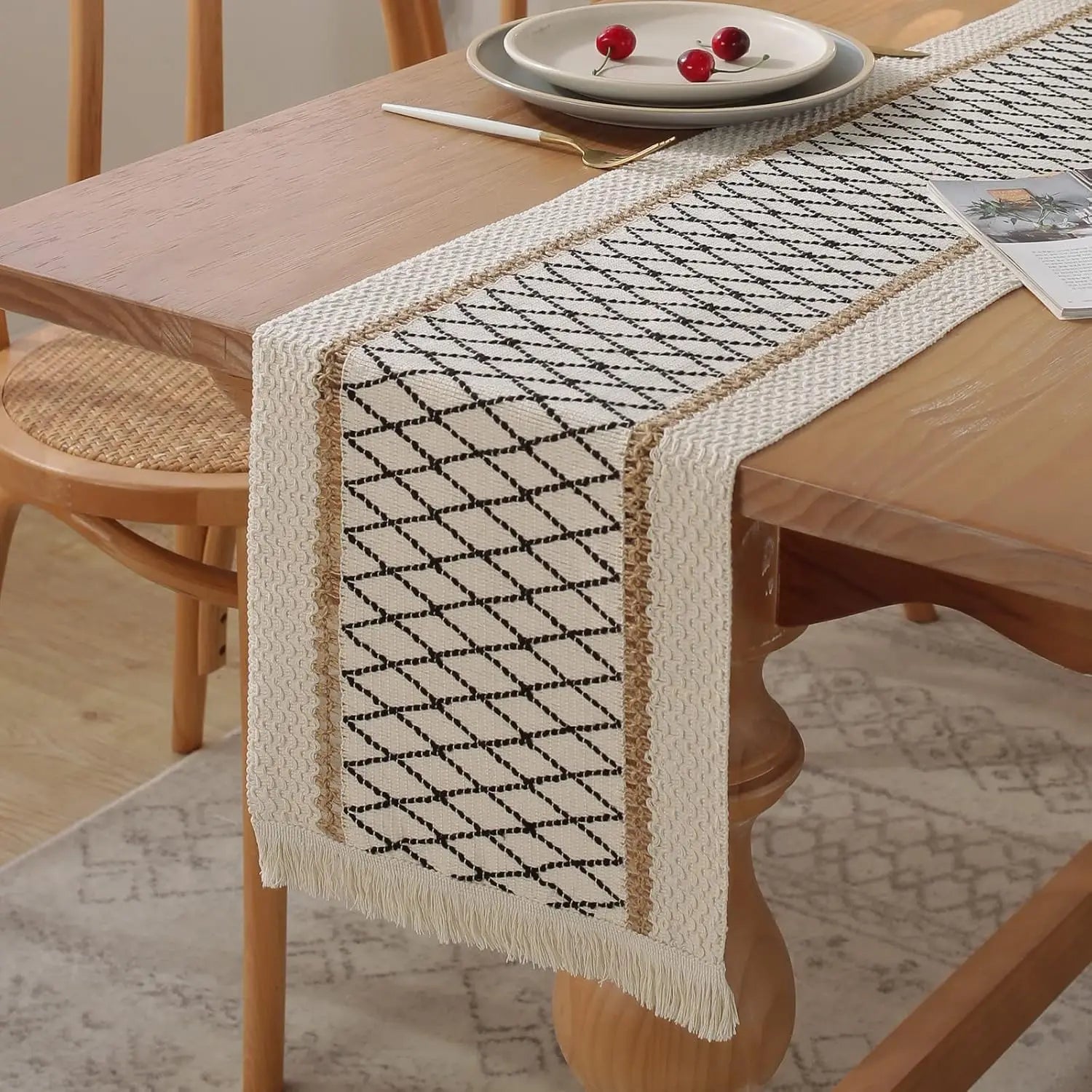 Chemin de table bohème beige motifs géométriques pompons - vue 3 sur 7
