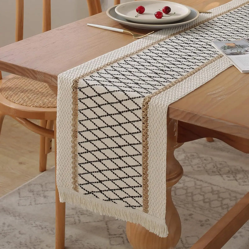 Chemin de table bohème beige motifs géométriques pompons
