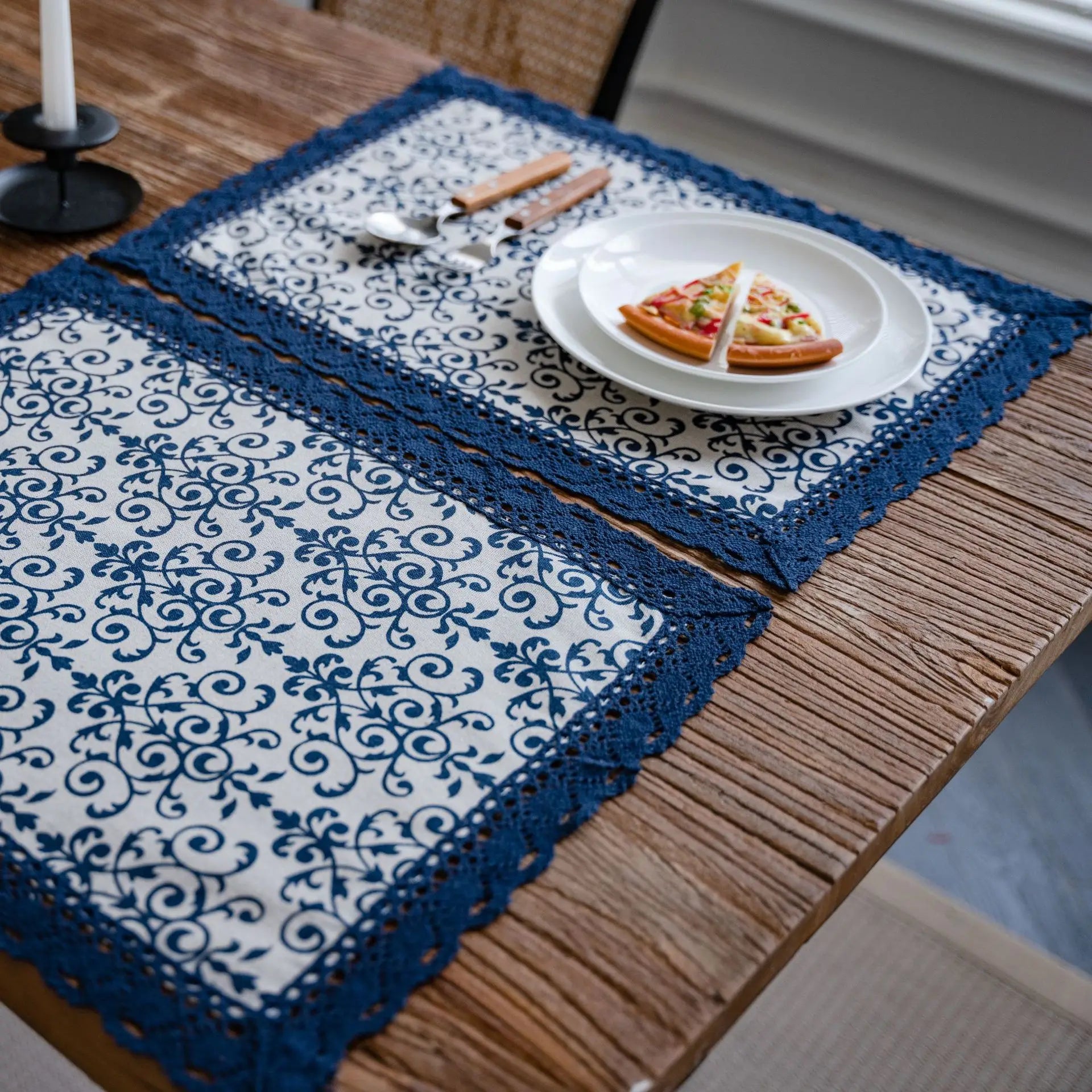 Chemin de table bleu marine dentelle porcelaine campagne - vue 4 sur 5