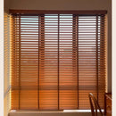 Store vénitien bois lames horizontales filtrant lumière intérieur
