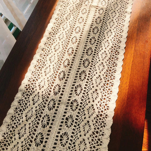 Chemin de table dentelle crochet bohème pompons coton