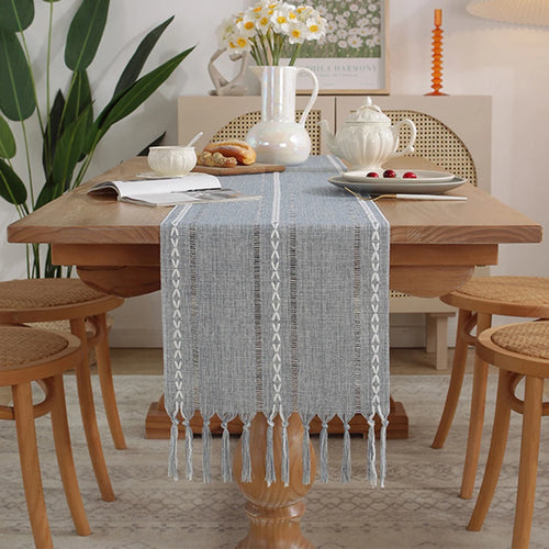 Chemin de table bohème brodé à pompons tissés