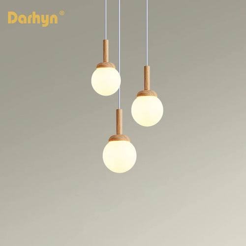 Suspension en bois et verre au design nordique