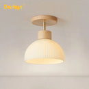 lustre en bois simple avec abat-jour en verre