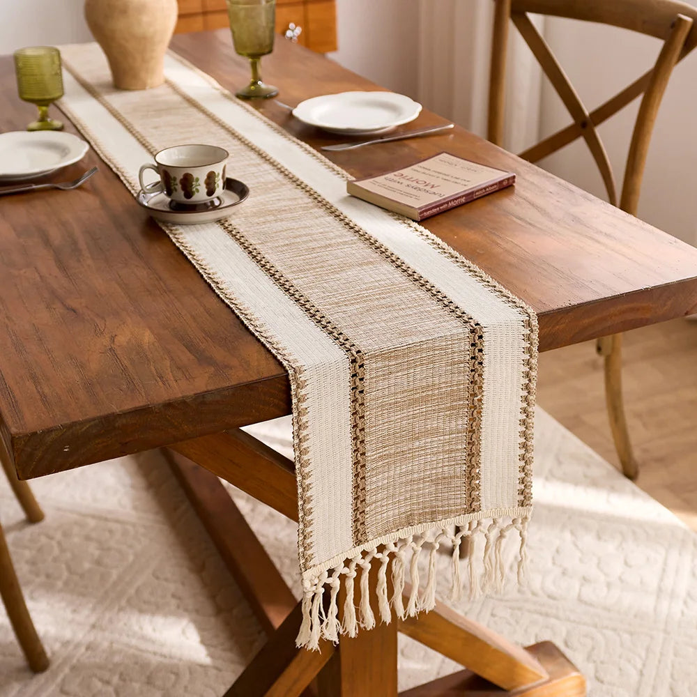 Chemin de table macramé bohème kaki à pompons - vue 4 sur 7