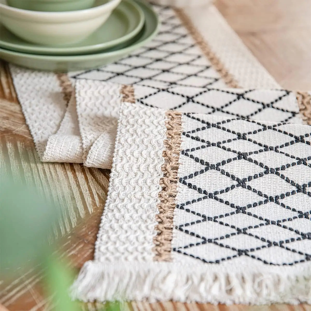 Chemin de table bohème beige motifs géométriques pompons - vue 6 sur 7