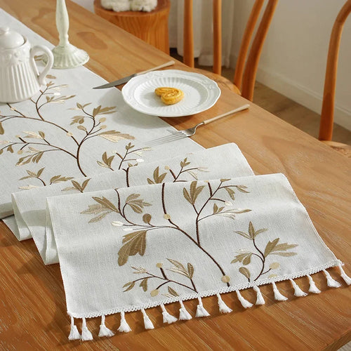Chemin de table brodé plantes bohème pompons coton