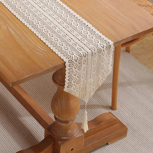 Chemin de table dentelle crochet bohème pompons coton