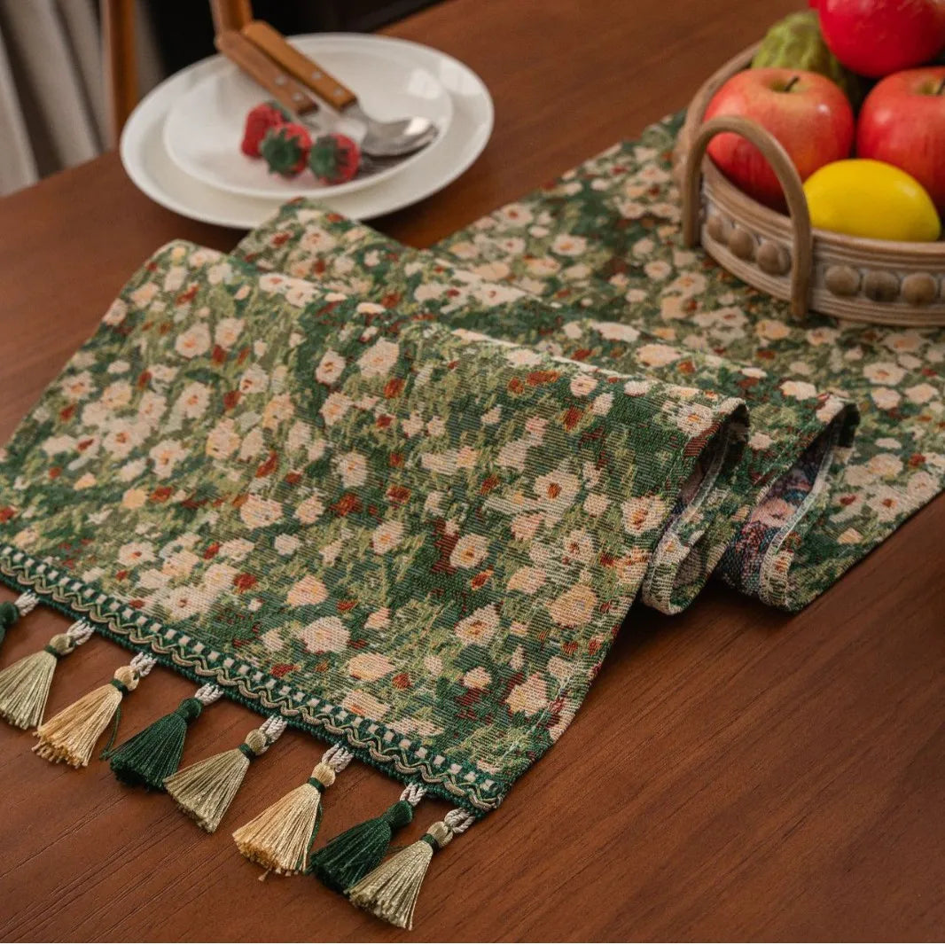 Chemin de table vert campagne motif floral pompons