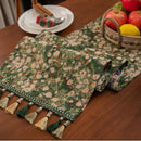 Chemin de table jacquard vert motif floral pompons