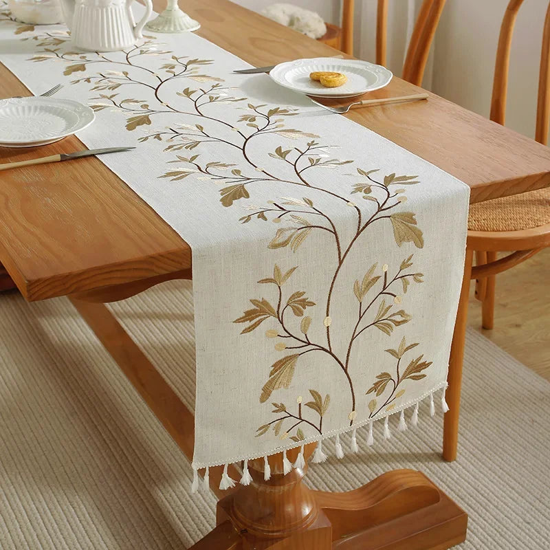 Chemin de table brodé plantes bohème pompons coton - vue 2 sur 5