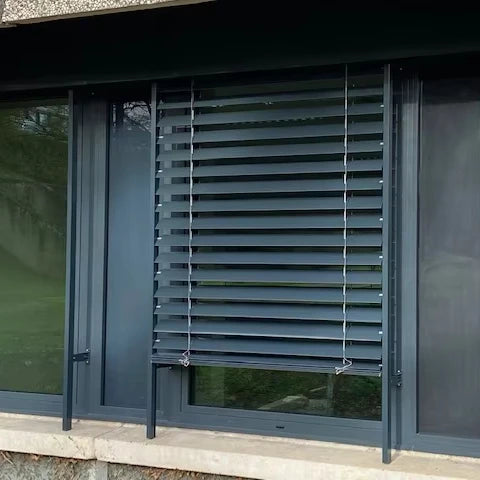 Store exterieur motorise sur mesure fenetre de toit