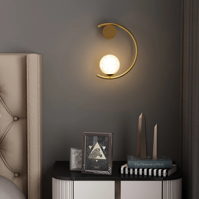 applique murale moderne en métal doré pour ambiance minimaliste