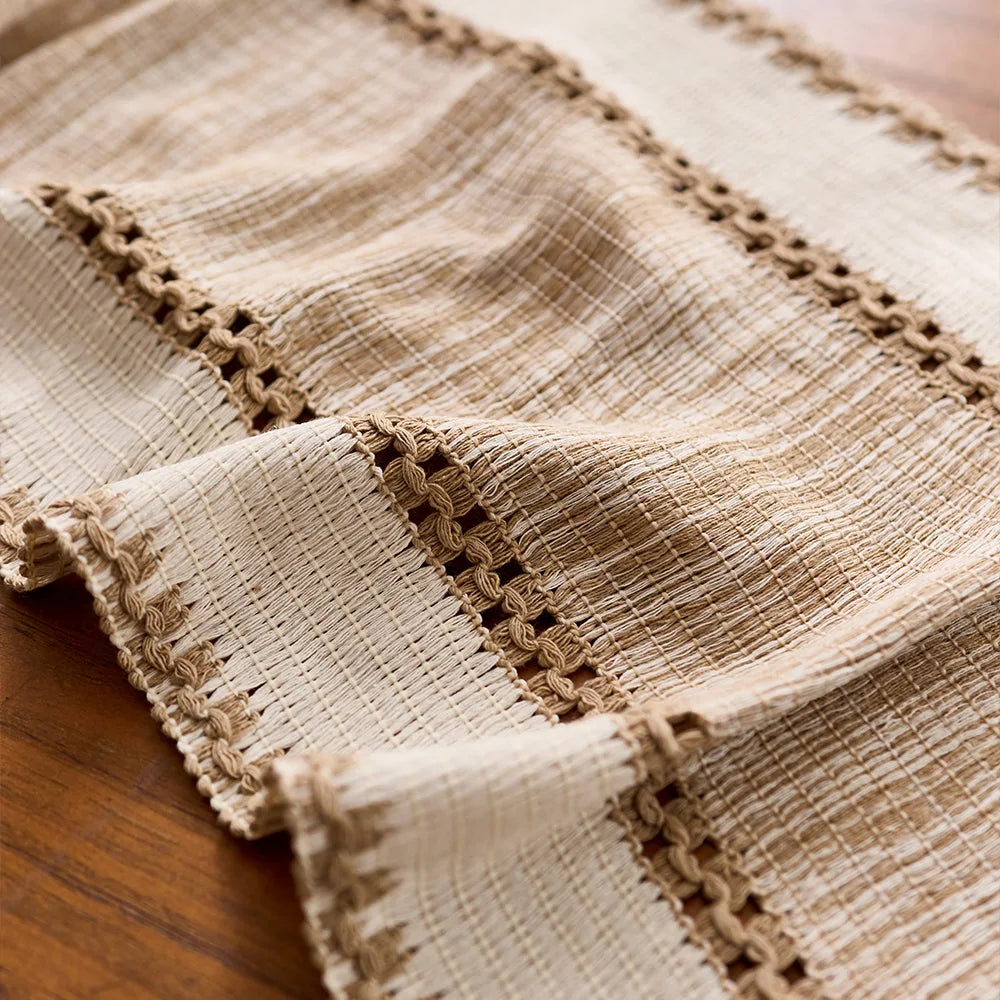 Chemin de table macramé bohème kaki à pompons - vue 5 sur 7