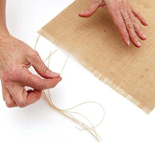 Chemin de table en jute à pompons rustique - vue 3 sur 6