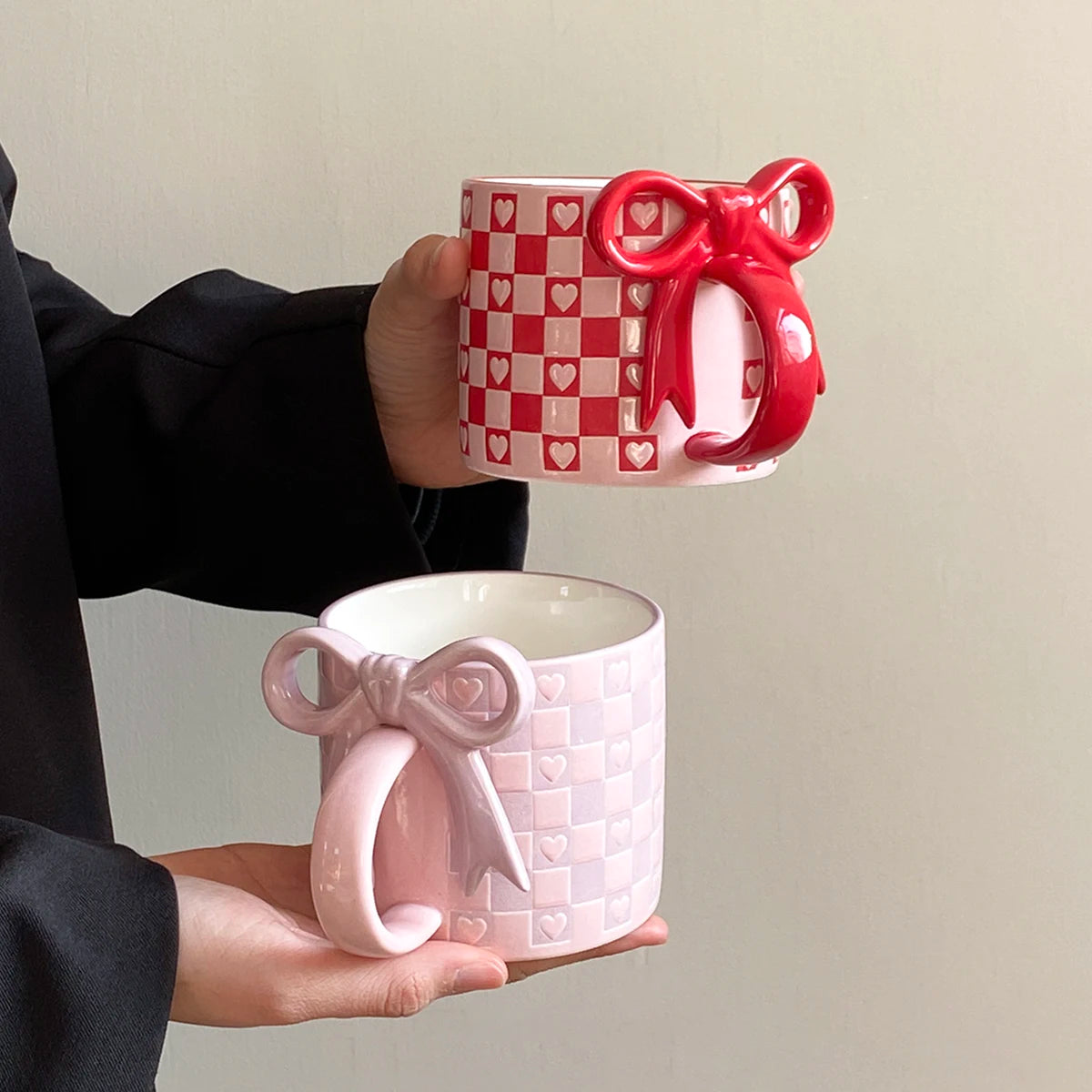 Mug ceramique anse noeud motif coeur damier original - vue 7 sur 7