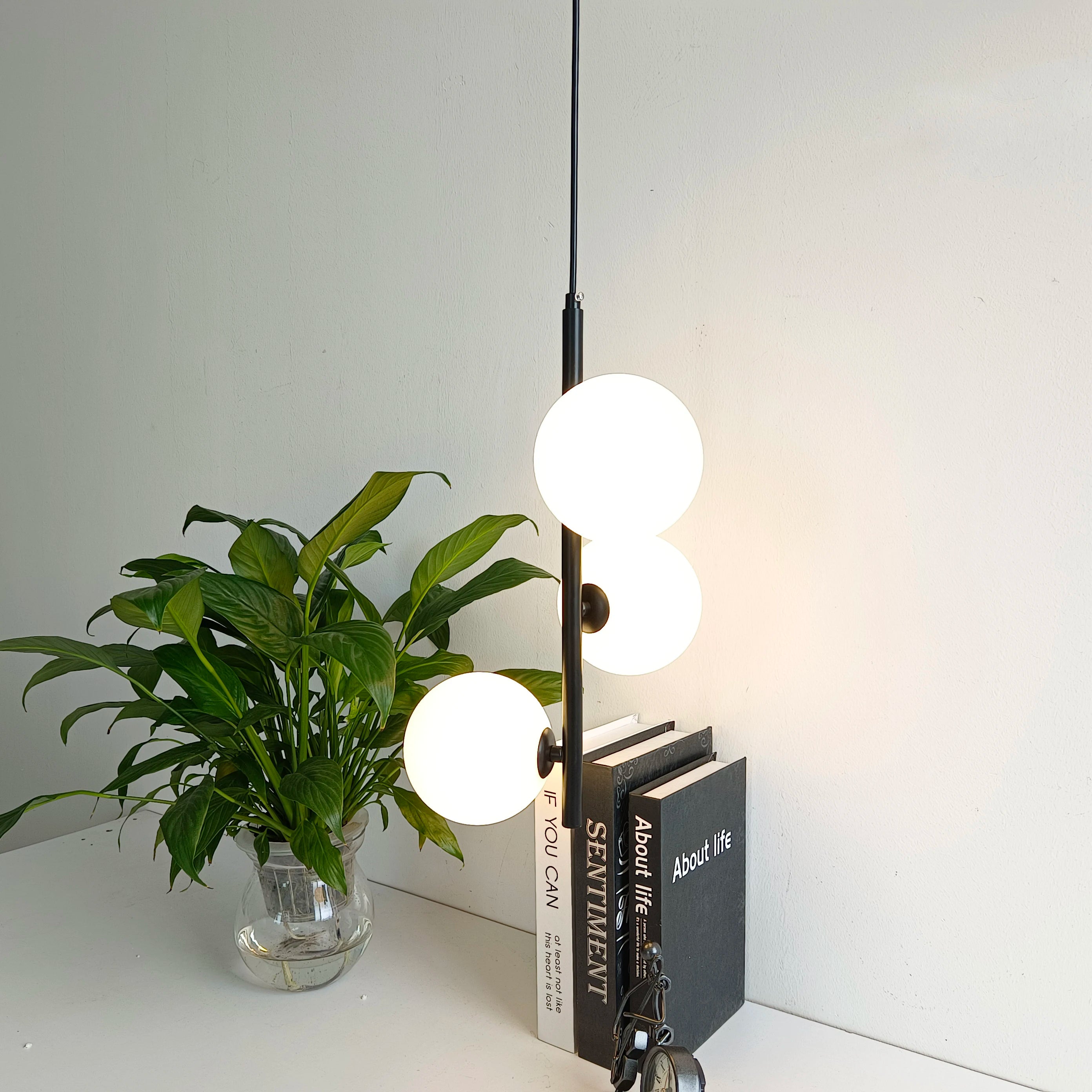 suspension moderne en verre et laiton noir design lumineux - vue 6 sur 10