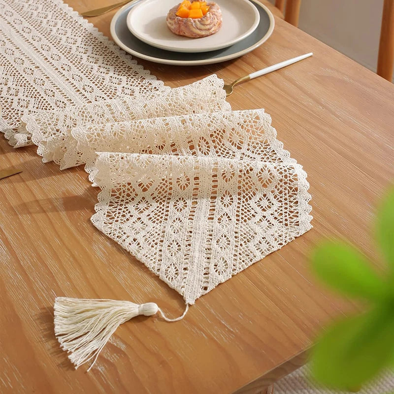 Chemin de table dentelle crochet bohème pompons coton - vue 4 sur 6