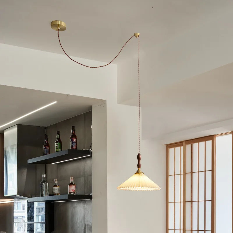 lustre vintage japonais avec abat-jour plissé en noyer - vue 2 sur 12