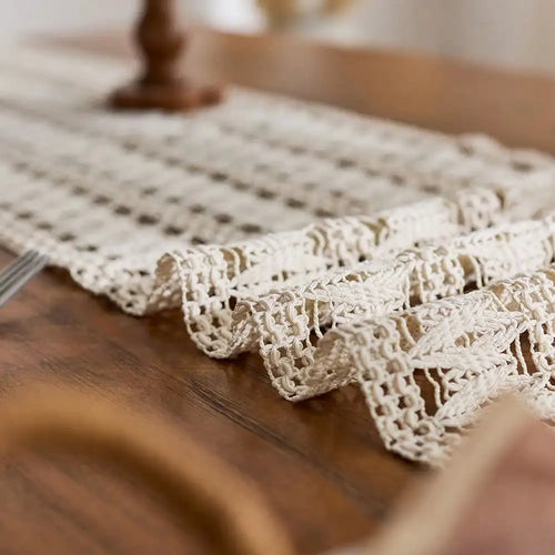 Chemin de table bohème beige à pompons géométriques