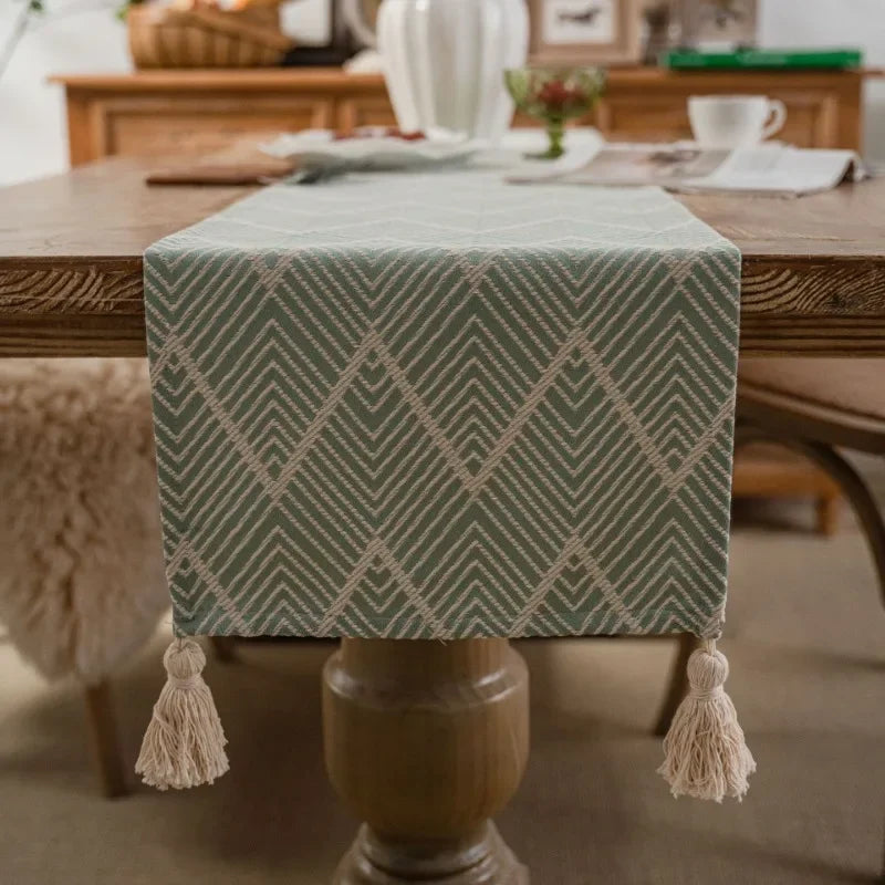 Chemin de table jacquard géométrique beige pompons bohème