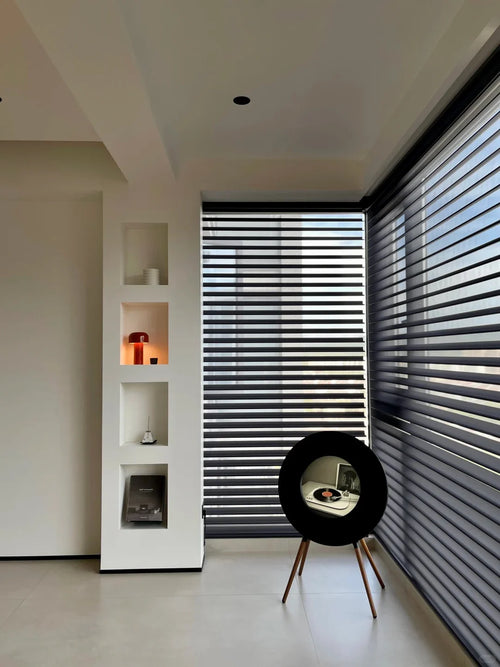 Store vénitien bois massif motorisé smart sur mesure