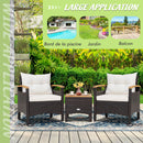 mobilier de jardin en rotin avec deux fauteuils et une table