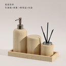 bouteille de désinfectant et accessoires de salle de bain luxe