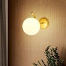 Lampe de applique murale LED boule de verre postmoderne Simple chambre chevet lampara luxe or бра allée intérieure salon décor applique murale