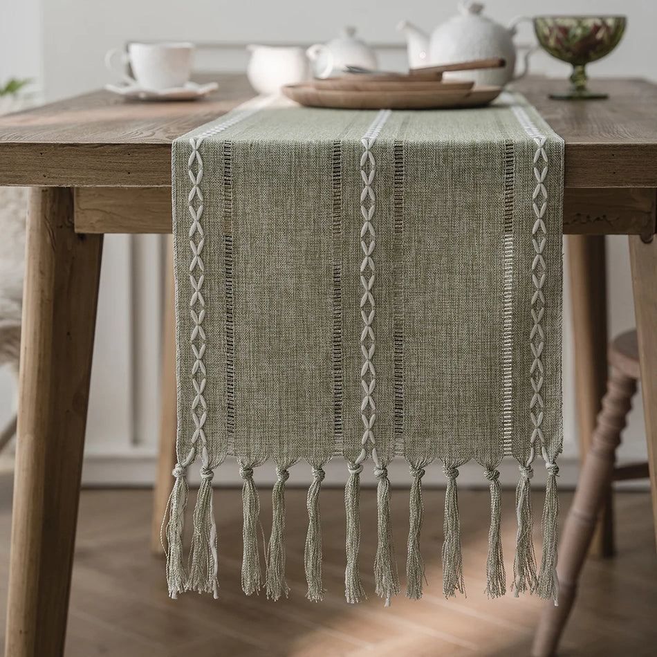 Chemin de table bohème brodé pompons tissés main