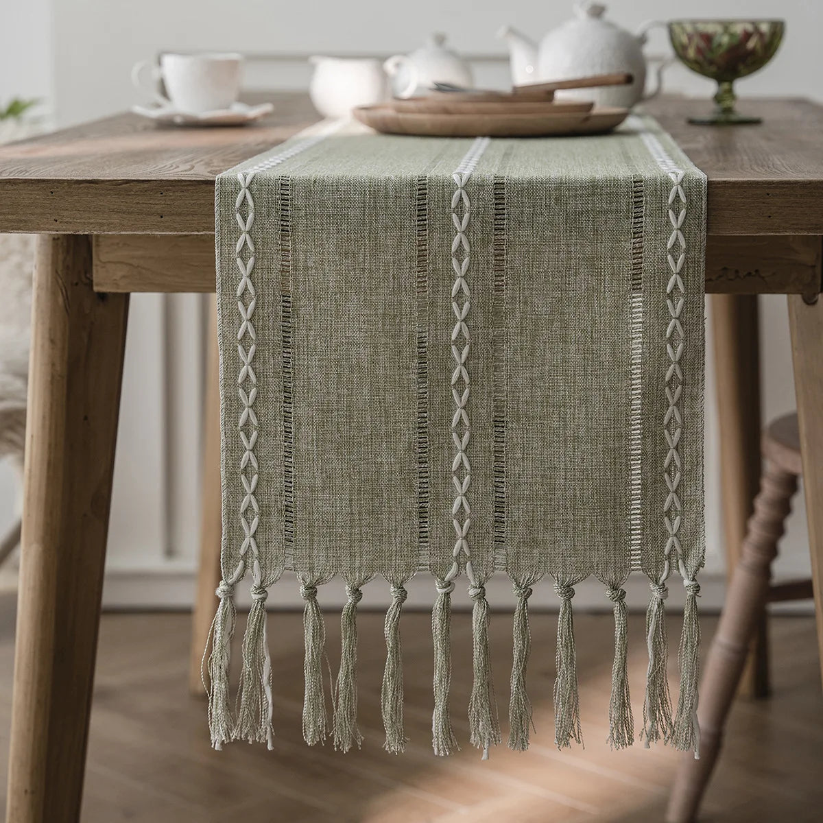 Chemin de table bohème brodé à pompons tissés - vue 2 sur 7
