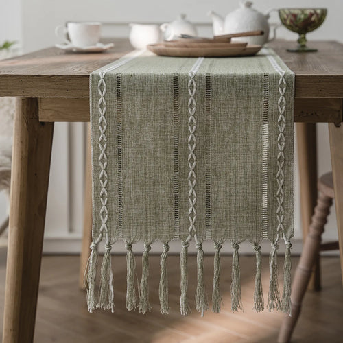 Chemin de table bohème brodé à pompons tissés