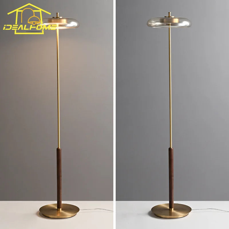 lampadaire design classique en laiton et noyer avec éclairage led - vue 4 sur 7