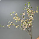 décoration de table en fleurs artificielles et saule neige