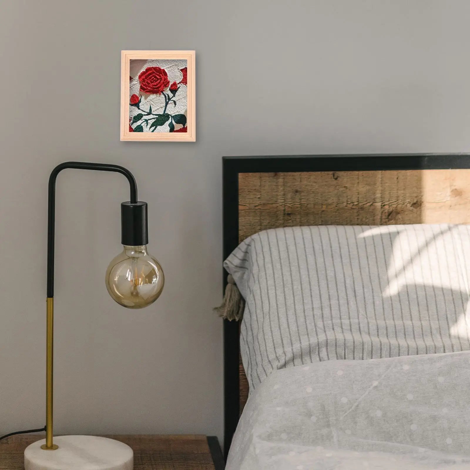 cadre photo miniature pour maison de poupée et accessoires en bois - vue 7 sur 7